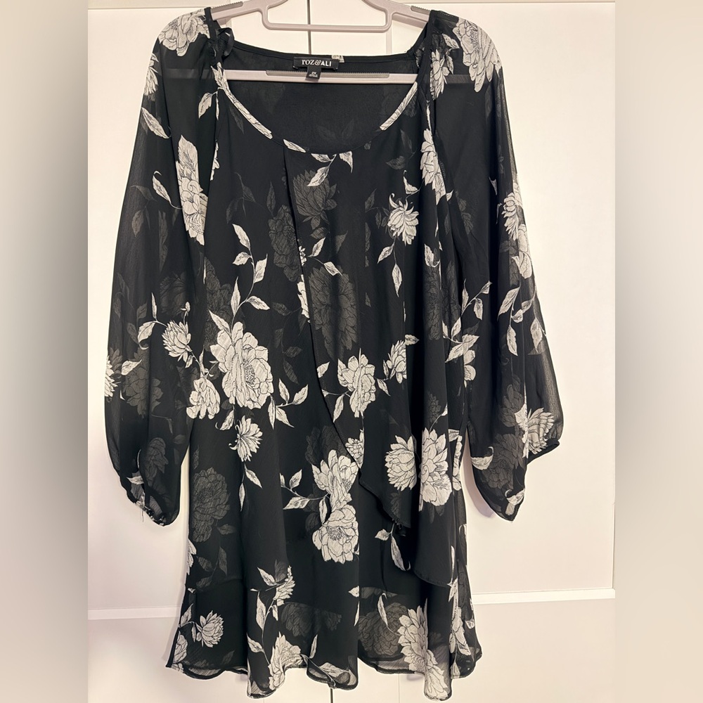 Roz & Ali Black and White Floral Blouse
